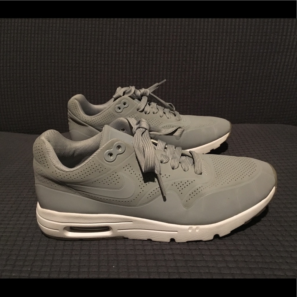 Women’s 6.5 Nike Air shoes